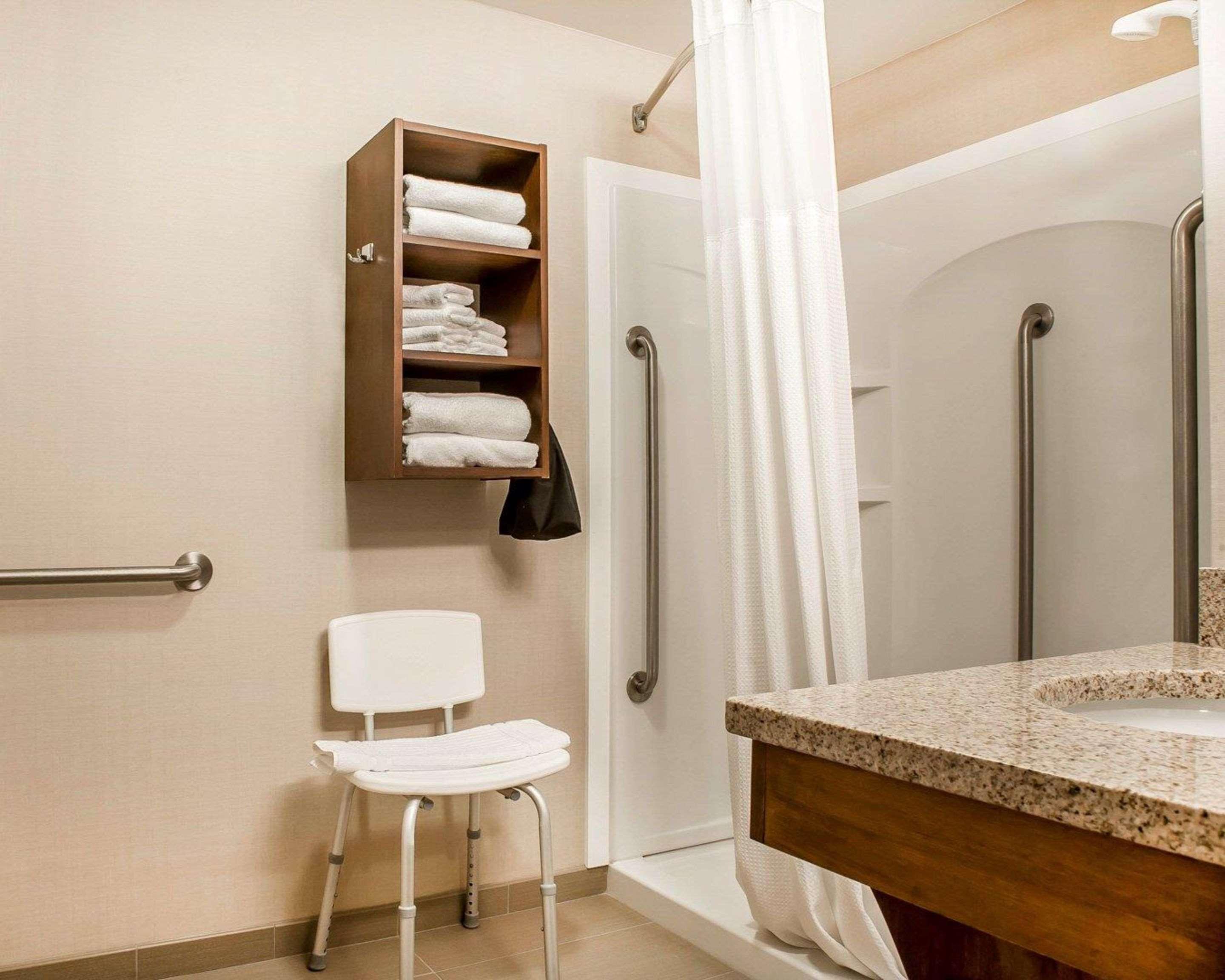Comfort Inn & Suites Sturbridge-Brimfield Экстерьер фото