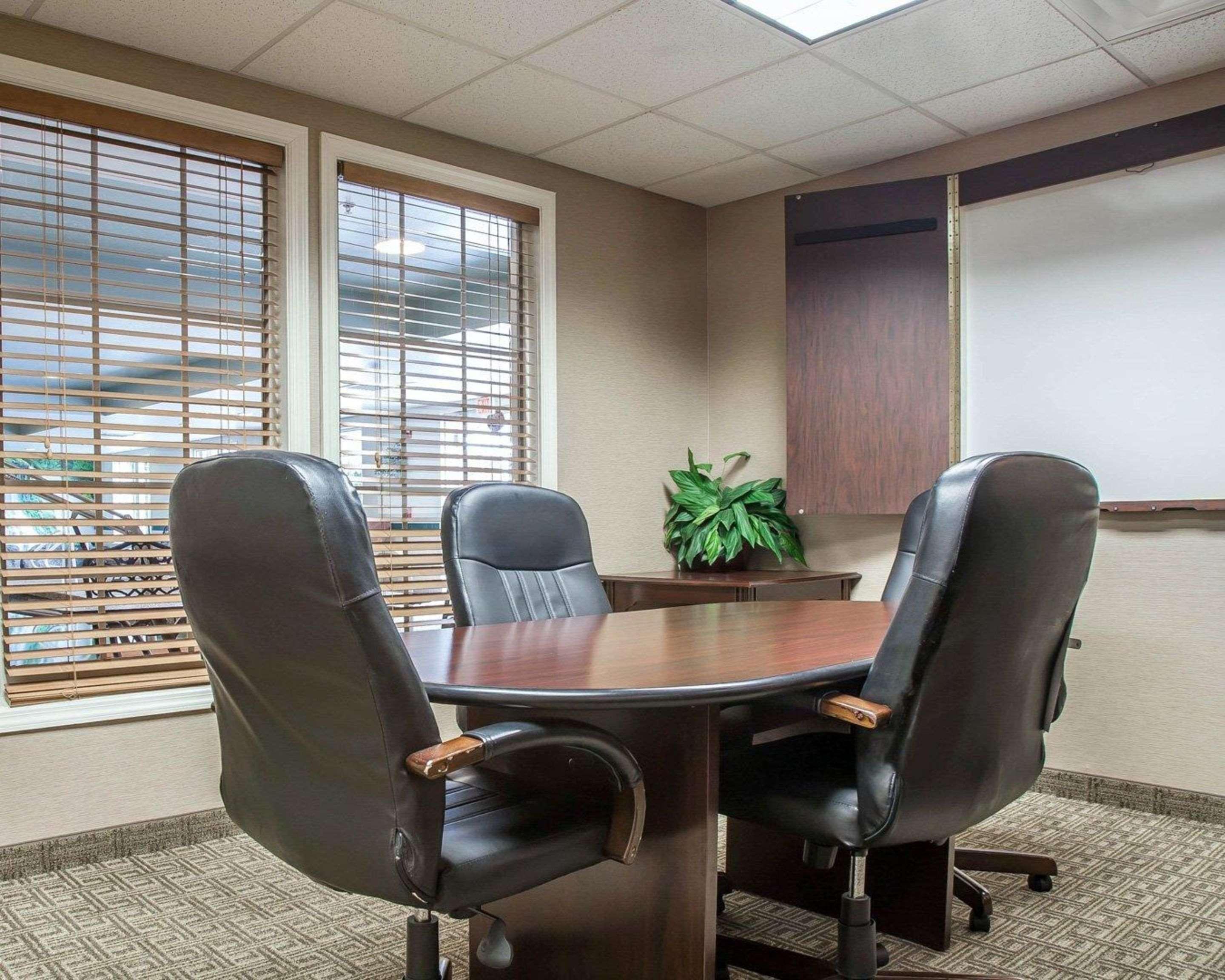 Comfort Inn & Suites Sturbridge-Brimfield Экстерьер фото